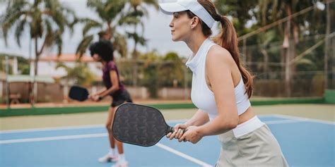 USTA worried about looming pickleball threat .